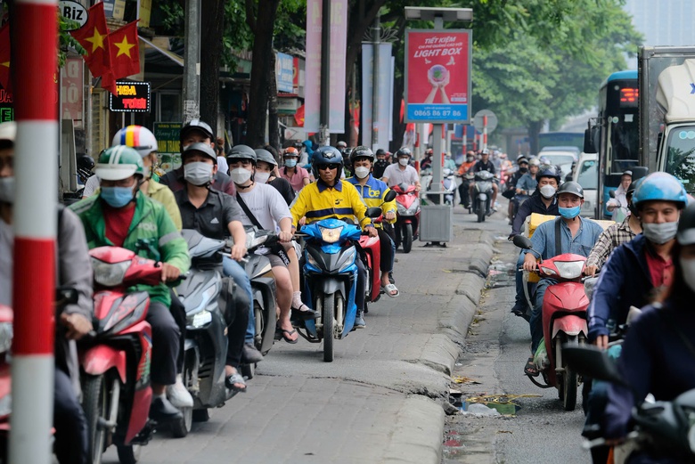 H&agrave; Nội: CSGT ra qu&acirc;n ghi h&igrave;nh vi phạm, h&agrave;ng trăm xe m&aacute;y bị phạt nguội- Ảnh 2.