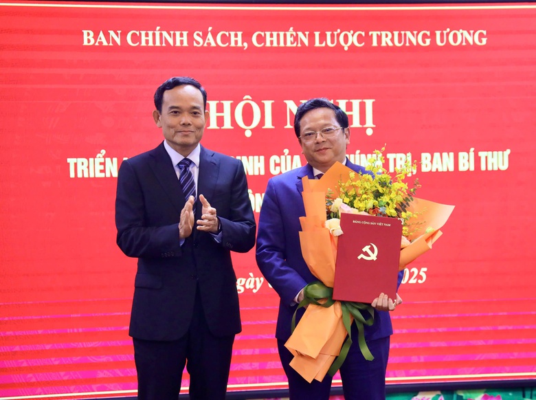 Bổ nhiệm hai Ph&oacute; trưởng Ban Ch&iacute;nh s&aacute;ch, Chiến lược Trung ương- Ảnh 2.