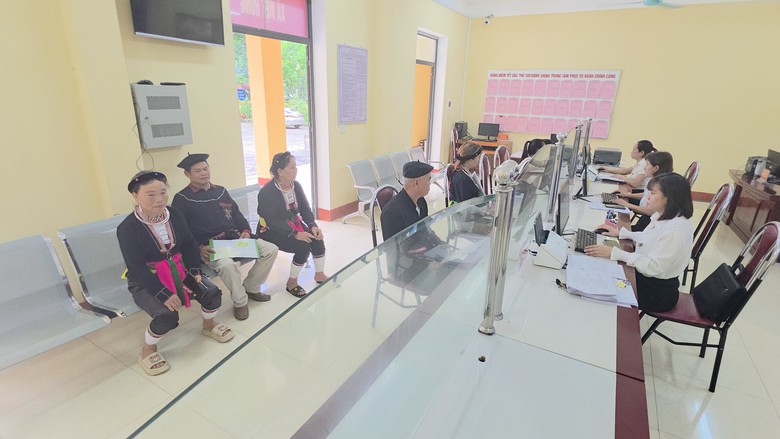 Ngày đầu vận hành, các "siêu phường xã" đông người dân làm thủ tục- Ảnh 3. Ngày đầu vận hành, các "siêu phường xã" đông người dân làm thủ tục- Ảnh 3.