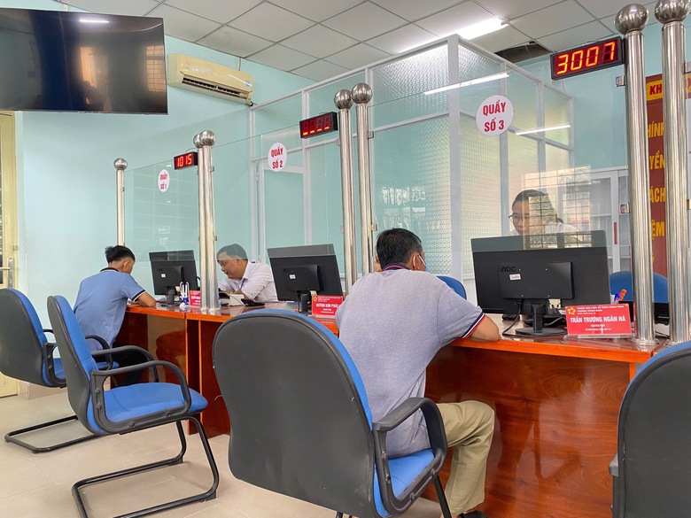 Ng&agrave;y đầu vận h&agrave;nh, c&aacute;c "si&ecirc;u phường x&atilde;" đ&ocirc;ng người d&acirc;n l&agrave;m thủ tục- Ảnh 15.