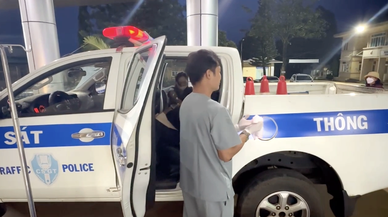 Tr&ecirc;n đường đến bệnh viện, sản phụ sinh con ngay tr&ecirc;n xe CSGT- Ảnh 1.