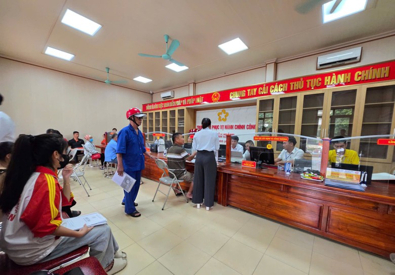 Ng&agrave;y đầu vận h&agrave;nh, c&aacute;c "si&ecirc;u phường x&atilde;" đ&ocirc;ng người d&acirc;n l&agrave;m thủ tục- Ảnh 5.