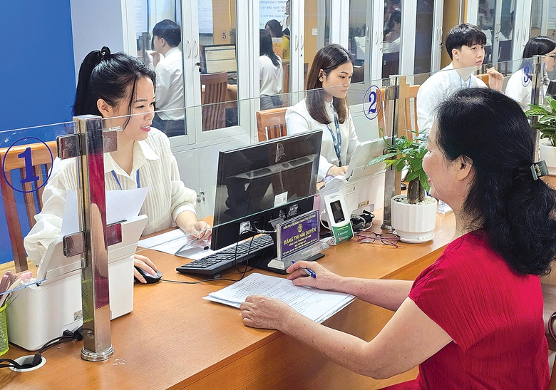 Ngày đầu vận hành chính quyền 2 cấp: Người dân ngỡ ngàng vì thủ tục nhanh, thuận tiện- Ảnh 1. Ngày đầu vận hành chính quyền 2 cấp: Người dân ngỡ ngàng vì thủ tục nhanh, thuận tiện- Ảnh 1.