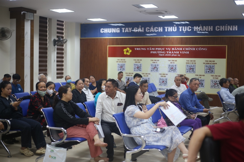 Ngày đầu vận hành, các "siêu phường xã" đông người dân làm thủ tục- Ảnh 11. Ngày đầu vận hành, các "siêu phường xã" đông người dân làm thủ tục- Ảnh 11.