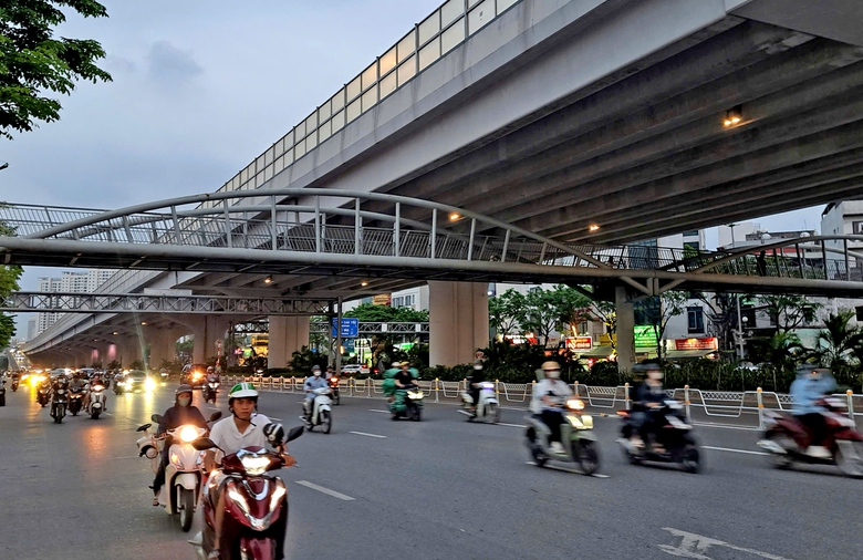 H&agrave; Nội: Cần g&igrave; để ph&acirc;n l&agrave;n hai tuyến đường huyết mạch?- Ảnh 1.