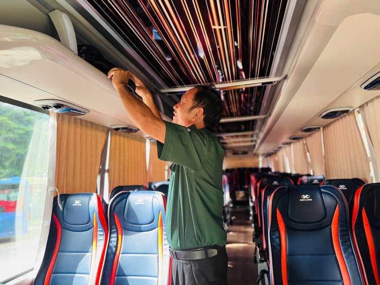 Bất ngờ với 10 chuyến xe đưa đ&oacute;n c&aacute;n bộ đến TP.HCM l&agrave;m việc ng&agrave;y đầu sau s&aacute;p nhập- Ảnh 2.