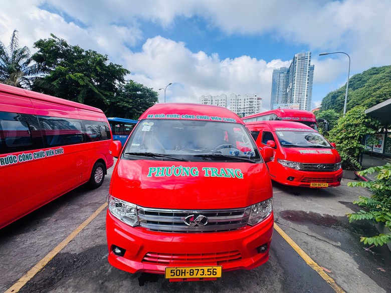 Bất ngờ với 10 chuyến xe đưa đ&oacute;n c&aacute;n bộ đến TP.HCM l&agrave;m việc ng&agrave;y đầu sau s&aacute;p nhập- Ảnh 1.