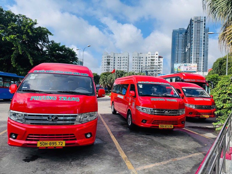 Xe đưa đ&oacute;n c&aacute;n bộ, c&ocirc;ng chức về TP.HCM l&agrave;m việc đ&atilde; kh&ocirc;ng c&ograve;n vắng kh&aacute;ch- Ảnh 1.