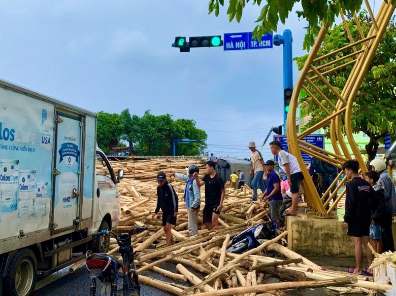 Xe chở gỗ keo bị lật khiến nam sinh đi đường tử vong- Ảnh 1.