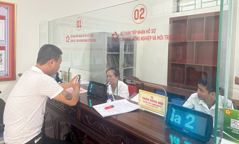 Ngày đầu vận hành, các "siêu phường xã" đông người dân làm thủ tục- Ảnh 9. Ngày đầu vận hành, các "siêu phường xã" đông người dân làm thủ tục- Ảnh 9.