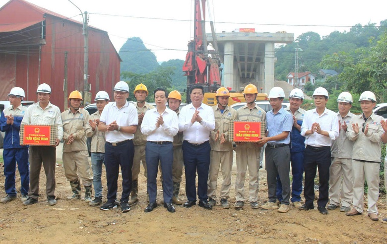 Minister Tran Hong Minh: Dong Dang &ndash; Tra Linh Expressway must be completed in 2025- Ảnh 2.