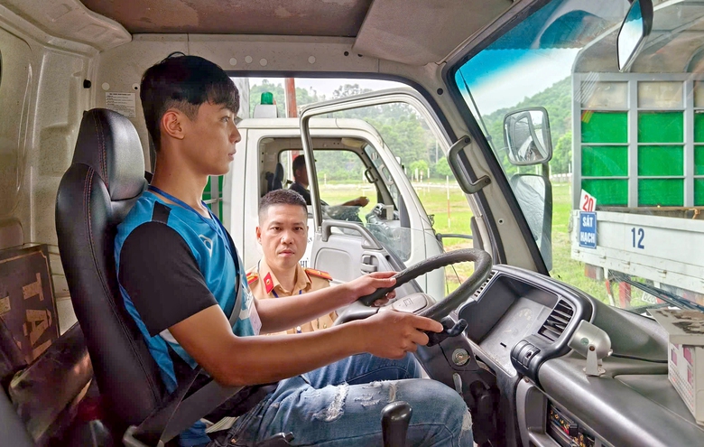 Ưu ti&ecirc;n s&aacute;t hạch ngay hồ sơ l&aacute;i xe tồn đọng- Ảnh 1.