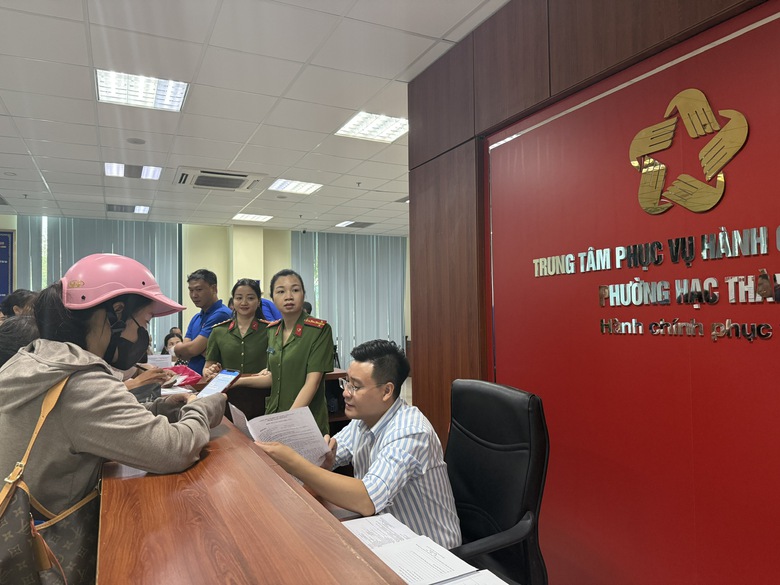 Ngày đầu vận hành, các "siêu phường xã" đông người dân làm thủ tục- Ảnh 10. Ngày đầu vận hành, các "siêu phường xã" đông người dân làm thủ tục- Ảnh 10.