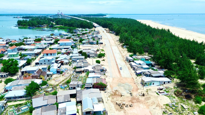 C&ograve;n vướng 1,6km mặt bằng, cầu vượt biển d&agrave;i nhất miền Trung c&oacute; c&aacute;n đ&iacute;ch đ&uacute;ng hẹn 31/12?- Ảnh 1.