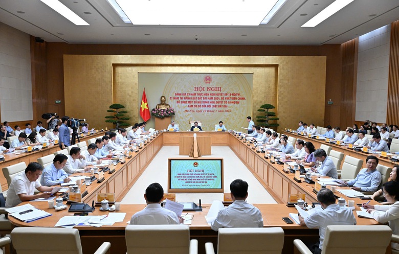 Thủ tướng: Đ&aacute;nh gi&aacute; thực chất, kh&aacute;ch quan vướng mắc li&ecirc;n quan đến đất đai- Ảnh 1.