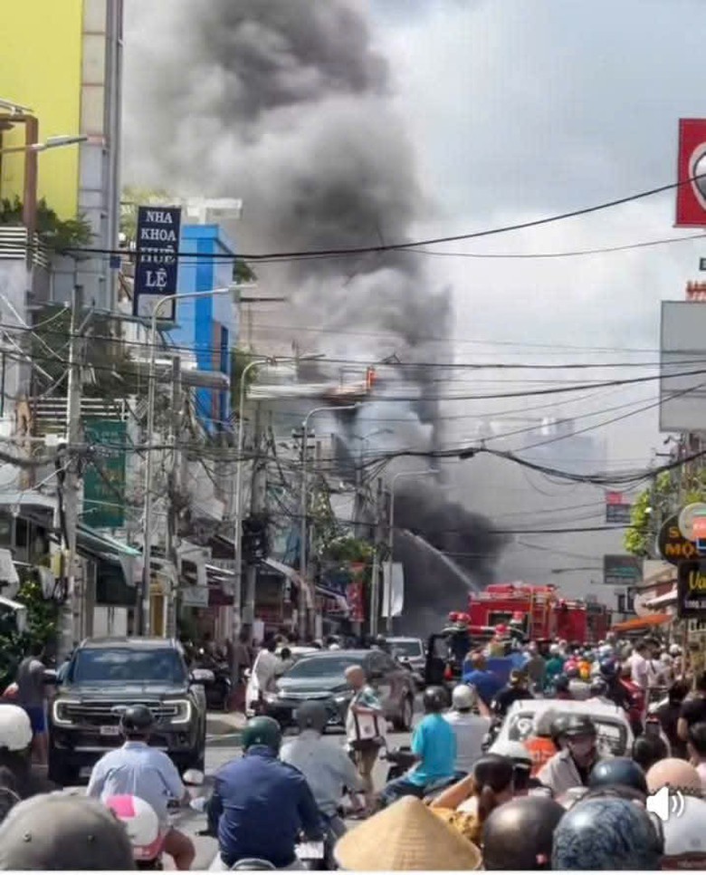 45 chiến sĩ, ba xe cứu hỏa dập tắt đ&aacute;m ch&aacute;y cửa h&agrave;ng điện thoại di động ở Cần Thơ- Ảnh 3.