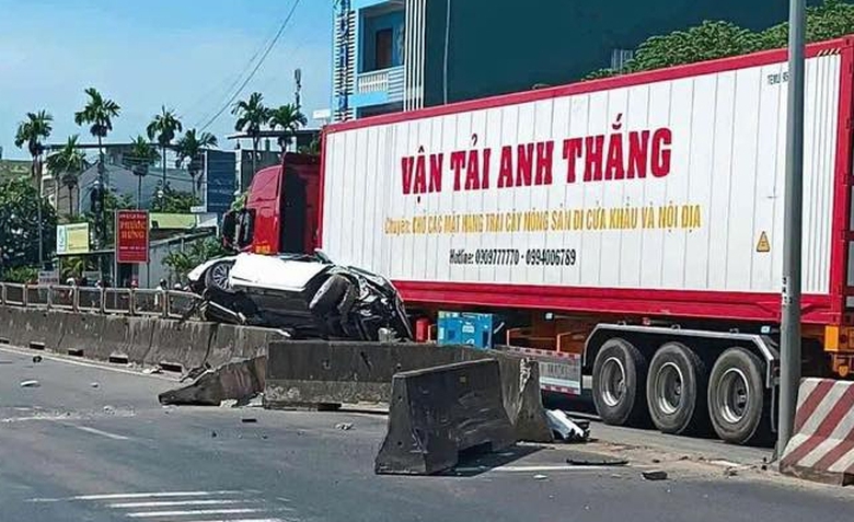 Quảng Ng&atilde;i: Xe container va chạm &ocirc; t&ocirc; con, 3 người bị thương, quốc lộ 1 &aacute;ch tắc- Ảnh 2.