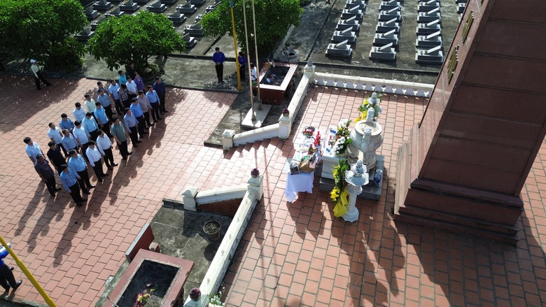 Bộ trưởng Trần Hồng Minh d&acirc;ng hương tưởng niệm c&aacute;c anh h&ugrave;ng liệt sĩ Trường Sơn- Ảnh 3.