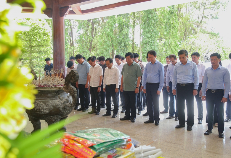 Bộ trưởng Trần Hồng Minh d&acirc;ng hương tưởng niệm c&aacute;c anh h&ugrave;ng liệt sĩ Trường Sơn- Ảnh 6.