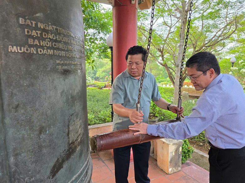 Bộ trưởng Trần Hồng Minh d&acirc;ng hương tưởng niệm c&aacute;c anh h&ugrave;ng liệt sĩ Trường Sơn- Ảnh 4.