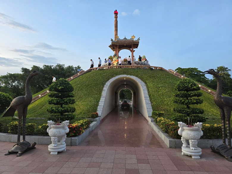 Bộ trưởng Trần Hồng Minh d&acirc;ng hương tưởng niệm c&aacute;c anh h&ugrave;ng liệt sĩ Trường Sơn- Ảnh 7.