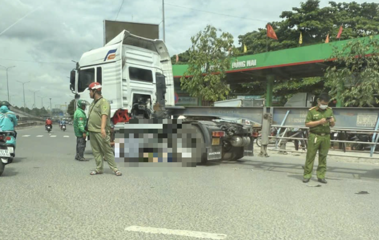 Hiện trường vụ tai nạn ở ng&atilde; tư Vũng T&agrave;u khiến người đ&agrave;n &ocirc;ng đi xe m&aacute;y tử vong tại chỗ.