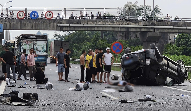 Vụ va chạm mạnh khiến &ocirc; t&ocirc; 7 chỗ bị lật.