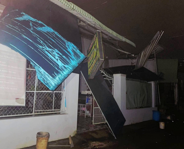 D&ocirc;ng lốc l&agrave;m tốc m&aacute;i nhiều nh&agrave; d&acirc;n ở Đồng Nai- Ảnh 2.