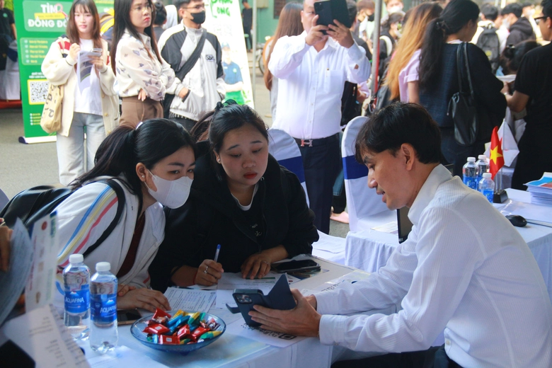 TP.HCM triển khai g&oacute;i hỗ trợ to&agrave;n diện cho c&aacute;n bộ, lao động d&ocirc;i dư sau s&aacute;p nhập- Ảnh 2.