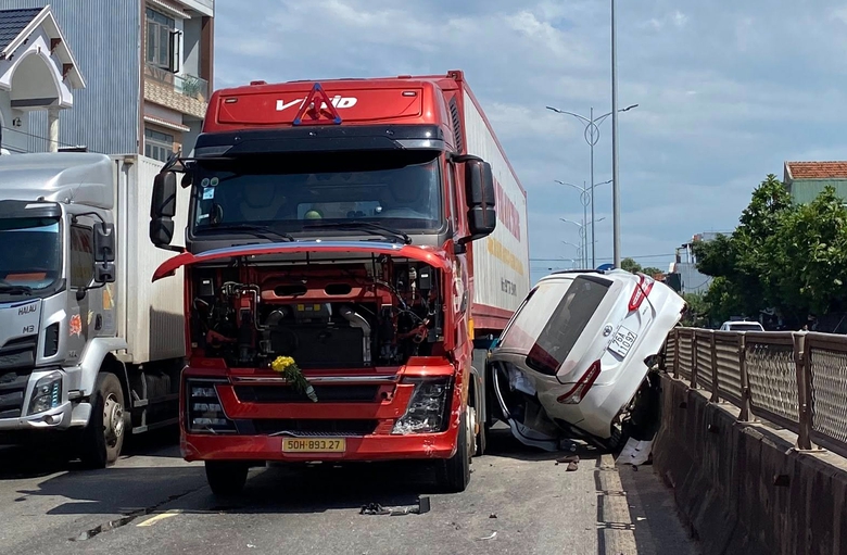 Quảng Ng&atilde;i: Xe container va chạm &ocirc; t&ocirc; con, 3 người bị thương, quốc lộ 1 &aacute;ch tắc- Ảnh 1.