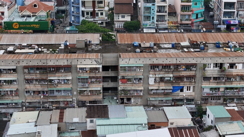 TP.HCM: Lồng sắt qu&acirc;y k&iacute;n ban c&ocirc;ng, tiện &iacute;ch hay hiểm họa?- Ảnh 1.