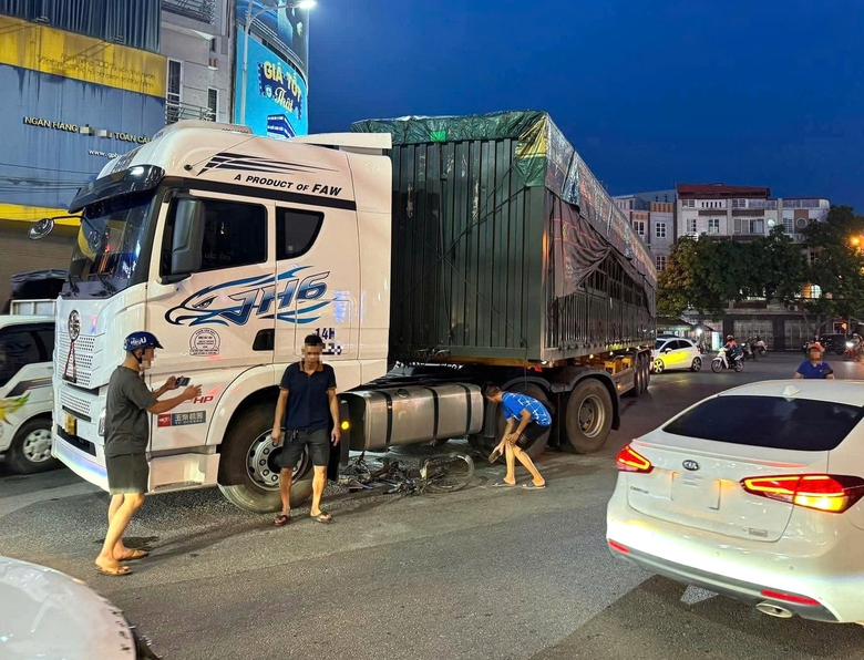 Ba vụ tai nạn liên tiếp ở Hải Phòng, một người tử vong, hai người bị thương- Ảnh 1. Ba vụ tai nạn liên tiếp ở Hải Phòng, một người tử vong, hai người bị thương- Ảnh 1.