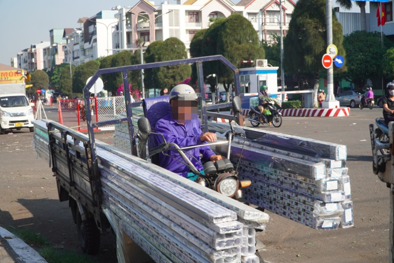 TP.HCM: CSGT mạnh tay xử l&yacute; h&agrave;ng trăm phương tiện chở h&agrave;ng cồng kềnh- Ảnh 1.