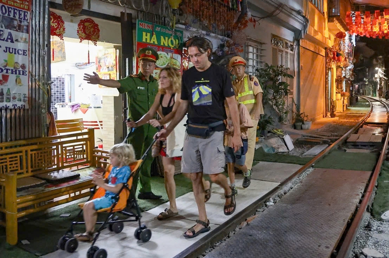 H&agrave; Nội: Phạt h&agrave;ng chục qu&aacute;n vi phạm, lắp camera gi&aacute;m s&aacute;t dẹp cafe đường t&agrave;u- Ảnh 1.