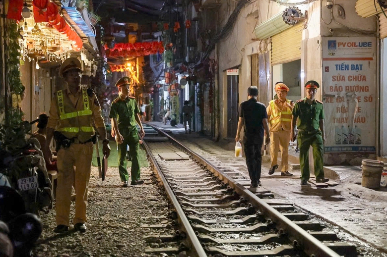 H&agrave; Nội: Phạt h&agrave;ng chục qu&aacute;n vi phạm, lắp camera gi&aacute;m s&aacute;t dẹp cafe đường t&agrave;u- Ảnh 5.