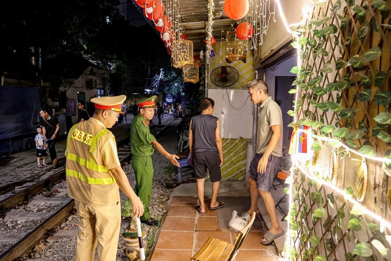 H&agrave; Nội: Phạt h&agrave;ng chục qu&aacute;n vi phạm, lắp camera gi&aacute;m s&aacute;t dẹp cafe đường t&agrave;u- Ảnh 2.