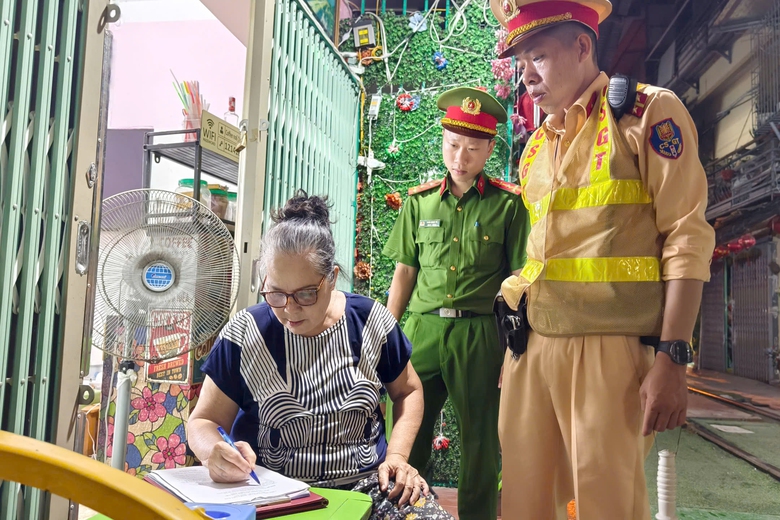 Hà Nội: Tạm giữ gần 2.150 phương tiện vi phạm sau hai tuần vận hành mô hình mới- Ảnh 2. Hà Nội: Tạm giữ gần 2.150 phương tiện vi phạm sau hai tuần vận hành mô hình mới- Ảnh 2.