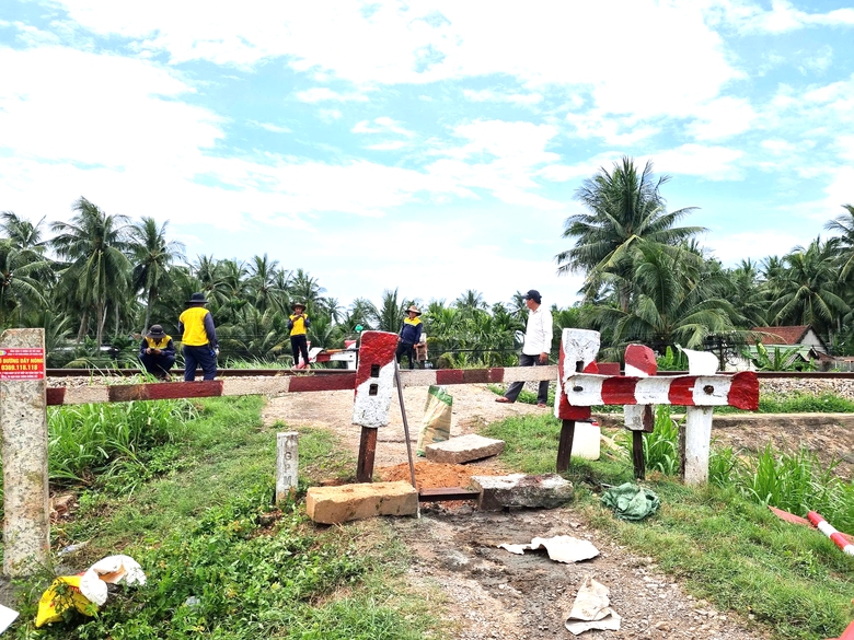 Gia Lai xóa lối đi tự mở qua đường sắt từng gây tai nạn chết người- Ảnh 6. Gia Lai xóa lối đi tự mở qua đường sắt từng gây tai nạn chết người- Ảnh 6.