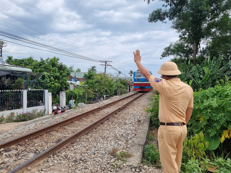 Gia Lai xóa lối đi tự mở qua đường sắt từng gây tai nạn chết người- Ảnh 9. Gia Lai xóa lối đi tự mở qua đường sắt từng gây tai nạn chết người- Ảnh 9.