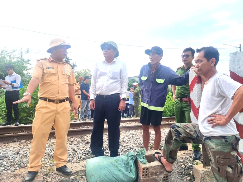 Gia Lai xóa lối đi tự mở qua đường sắt từng gây tai nạn chết người- Ảnh 4. Gia Lai xóa lối đi tự mở qua đường sắt từng gây tai nạn chết người- Ảnh 4.