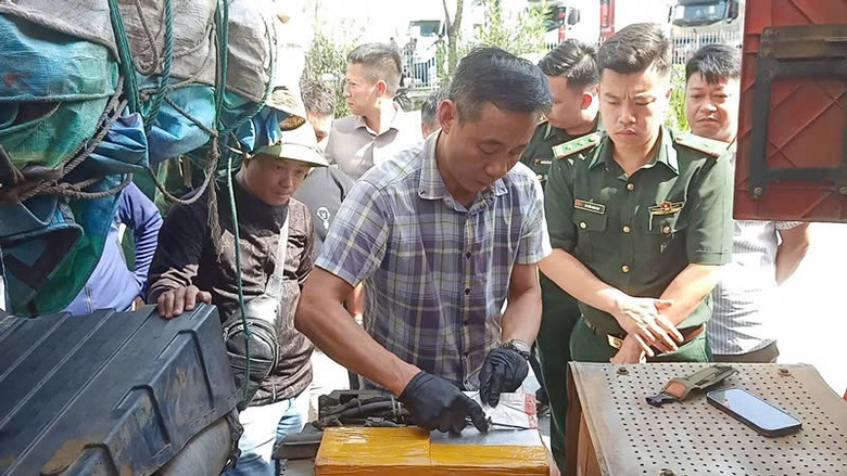 L&agrave;o Cai: Triệt ph&aacute; đường d&acirc;y vận chuyển 235kg bạc qua bi&ecirc;n giới- Ảnh 2.