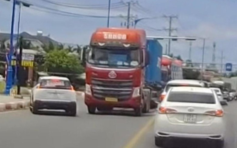 Xe con lấn l&agrave;n ngược chiều, su&yacute;t g&acirc;y tai nạn giao th&ocirc;ng