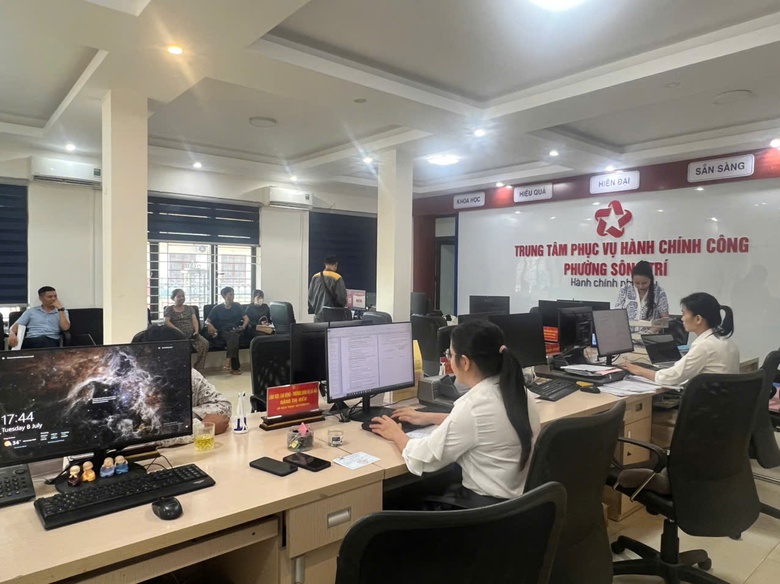 Kh&ocirc;ng c&ograve;n "chạy l&ograve;ng v&ograve;ng" xin giấy tờ từ ch&iacute;nh quyền 2 cấp ở H&agrave; Tĩnh- Ảnh 1.