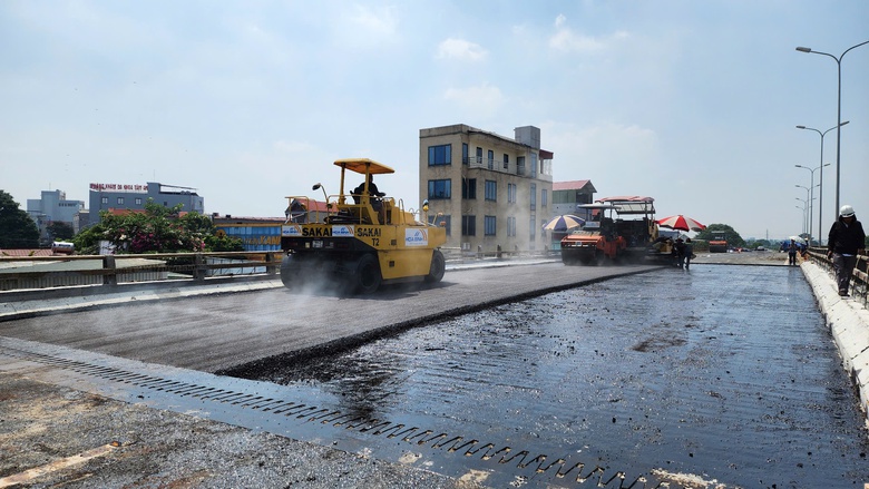 Cầu huyết mạch trên QL18 thông xe, tài xế vui mừng không còn lo tắc đường- Ảnh 8. Cầu huyết mạch trên QL18 thông xe, tài xế vui mừng không còn lo tắc đường- Ảnh 8.