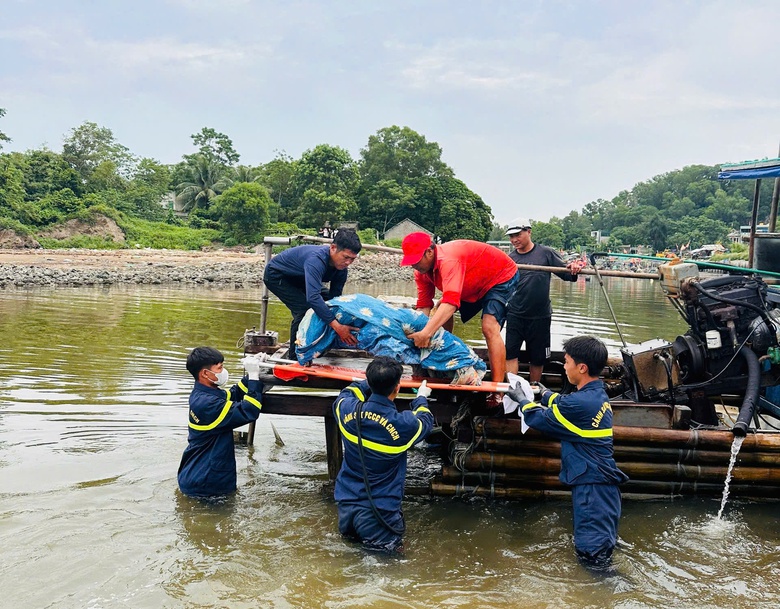 B&eacute; trai đuối nước ở Sầm Sơn được t&igrave;m thấy tại khu vực gần đảo M&ecirc;- Ảnh 1.