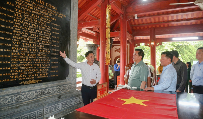 Bộ trưởng Trần Hồng Minh d&acirc;ng hương tưởng niệm c&aacute;c anh h&ugrave;ng liệt sĩ Trường Sơn- Ảnh 1.