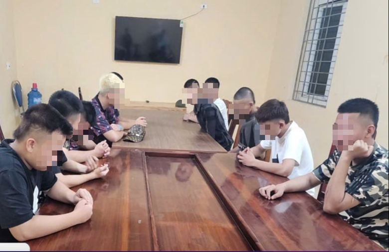 C&ocirc;ng an Thanh H&oacute;a xử l&yacute; h&agrave;ng chục thanh thiếu ni&ecirc;n mang hung kh&iacute; n&aacute;o loạn đường qu&ecirc; - Ảnh 1.