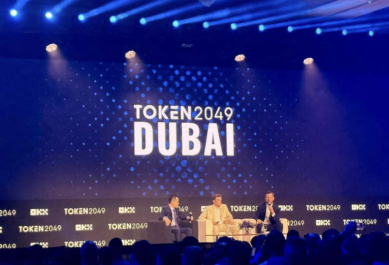 Người đ&agrave;n &ocirc;ng b&iacute; ẩn đứng sau 100 triệu USD tiền m&atilde; h&oacute;a của Tổng thống Donald Trump- Ảnh 1.