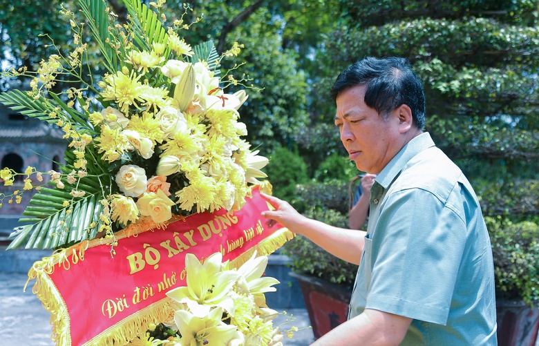 Bộ trưởng Trần Hồng Minh d&acirc;ng hương tưởng niệm c&aacute;c anh h&ugrave;ng liệt sĩ Trường Sơn- Ảnh 5.