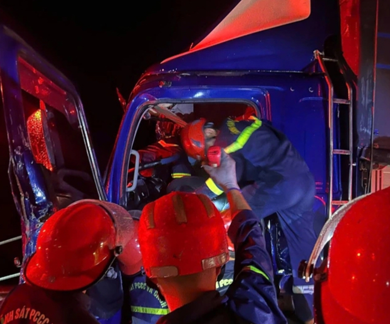 Xe tải va chạm xe kh&aacute;ch tr&ecirc;n cao tốc, t&agrave;i xế mắc kẹt trong ca bin- Ảnh 1.